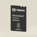 Trekka Portemonneepas, schuin aanzicht op een crèmekleurige achtergrond
