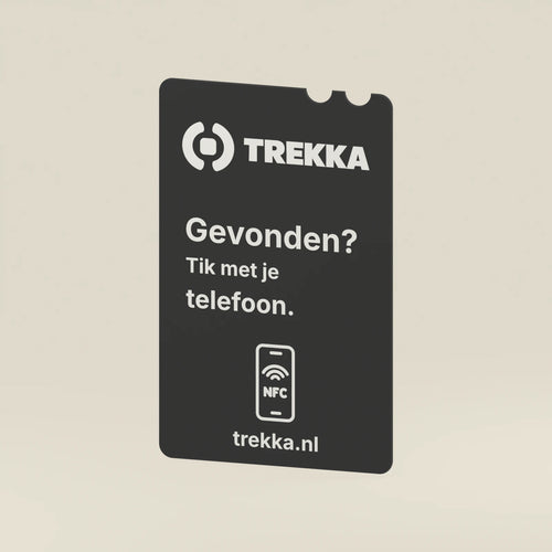 Trekka Portemonneepas, schuin aanzicht op een crèmekleurige achtergrond