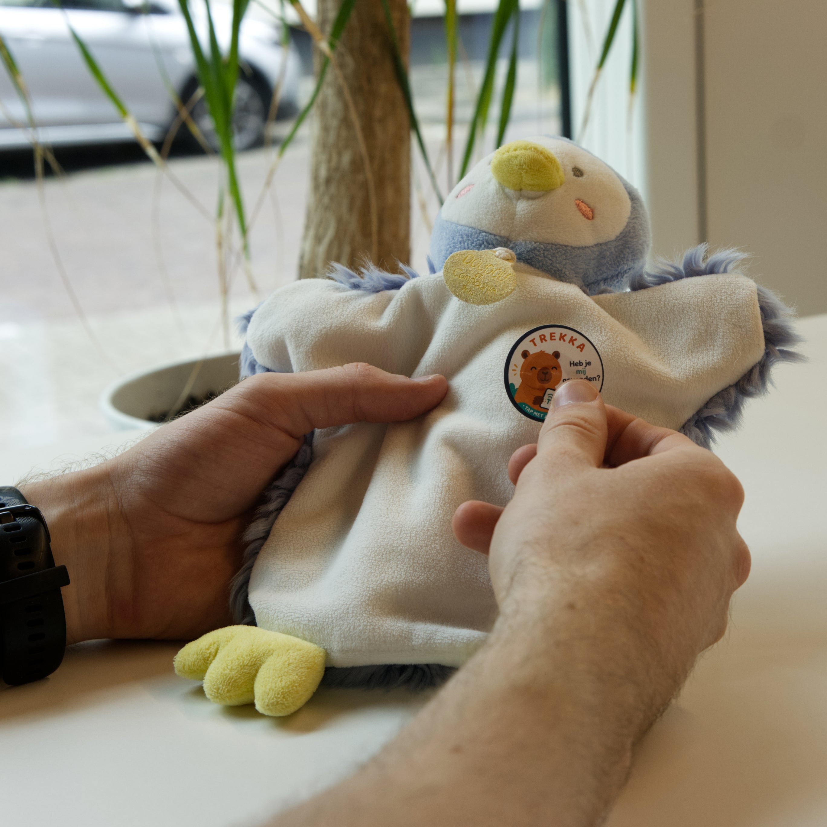 Stap 1: een Trekka NFC-sticker op een voorwerp plakken