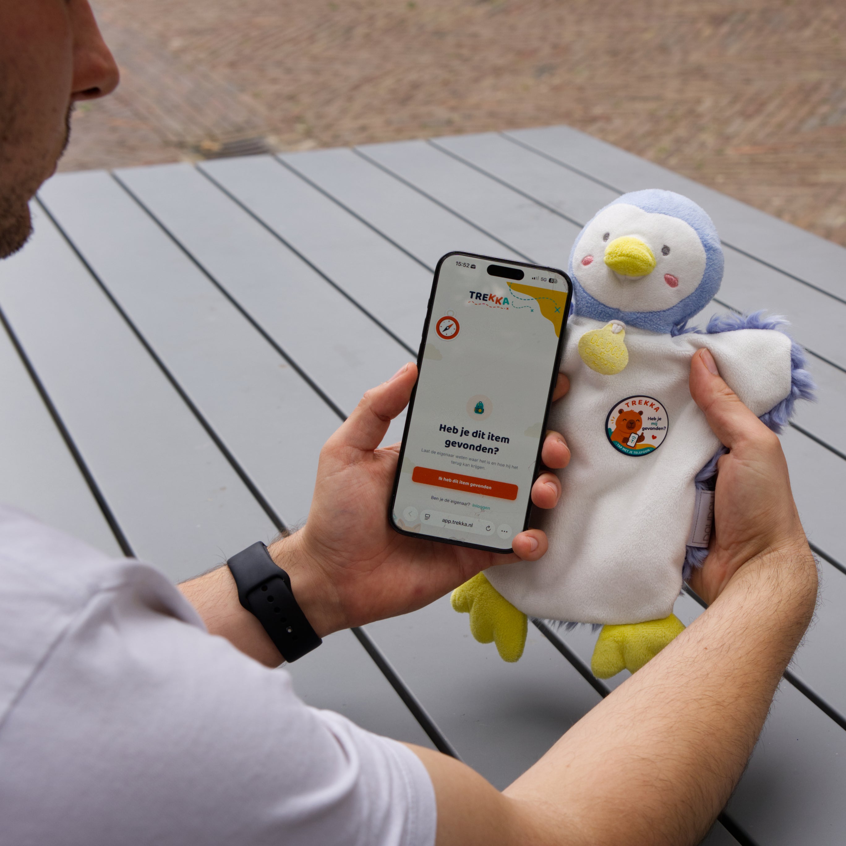 Stap 2: een Trekka NFC-sticker met een smartphone aantikken